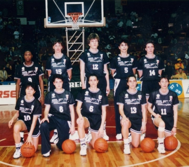 Formazione del Pool Comense Campione d’Italia 1994: Angela Arcangeli, Viviana Ballabio, Di Blasi, Mara Fullin, Gaspari, Bridgette Gordon, Molteni, Razija Mujanović, Stefania Passaro, Rodighiero, Renata Salvestrini, Monica Stazzonelli, Silvia Todeschini. Allenatore: Aldo Corno.